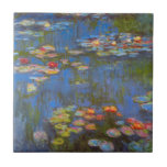 Azulejo De Cerâmica Lírios de Claude Monet, Vintage Nature Art<br><div class="desc">Lírios de Claude Monet é uma pintura típica de arte impressionista vintage, com flores aquáticas em um lago no jardim de Monet em sua casa em Giverny, França. Lindas flores estão flutuando na água e o reflexo de árvores salgadas verdes chorando. Claude Monet gostava de pintar "en plein air" ou...</div>