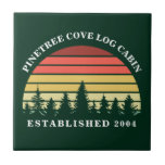 Azulejo De Cerâmica Logotipo Sunset Personalizado - Lago Cabin House G<br><div class="desc">Legal azulejo de cerâmica por pôr do sol em lindo verde florestal. Legal decor personalizado da casa do lago da família para sua cabana de madeira personalizada com seu sobrenome debaixo das árvores.</div>