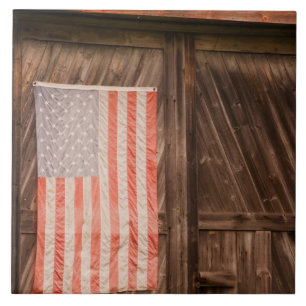 Azulejo De Cerâmica Maine, Bandeira americana desbotada na porta de um