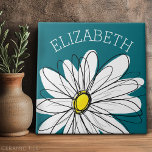 Azulejo De Cerâmica Margarida Branca e Amarela com Texto Personalizado<br><div class="desc">Uma peça de arte dúzia e caprichosa,  hipster. Você pode adicionar um nome,  monograma ou outro texto personalizado. Se você precisar mover a arte ao redor,  clique no botão personalizar para fazer alterações.</div>