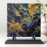 Azulejo De Cerâmica Marinho Azul Dourado, Luxurioso, Abstrato orgânico<br><div class="desc">Este azulejo decorativo cerâmico apresenta um desenho abstrato que lembra as estruturas celulares orgânicas ou padrões intrincados encontrados na natureza. As formas de encravamento assemelham-se a seções transversais de células vegetais ou de pentes de mel, passando de azuis profundos para matizes ouros. Os contornos do ouro adicionam um toque luxuoso...</div>