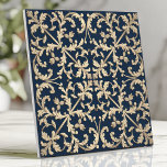 Azulejo De Cerâmica Marinho Botânico Vintage Damask Scroll Blue Dourad<br><div class="desc">Adicione um toque de elegância clássica à sua casa com este belo azulejo cerâmico. O design apresenta um intrincado e inspirado em vintage, padrão de damasco e rolagem com elementos botânicos sutis, renderizados em um ouro sofisticado sobre fundo azul marinho profundo. Esse azulejo é perfeito para criar um olhar refinado...</div>