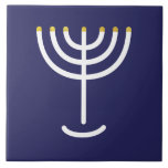 Azulejo De Cerâmica Marinho Dourado Branco Menorah<br><div class="desc">Azulejo azul branco de ouro Menorah. Personalize adicionando seu próprio nome. Para fazer deste seu próprio design 'Clique para personalizar mais' ... ou 'Transferir este design' para impressão o mesmo design em um produto diferente. De onde vem o Menorah? Ela vem da Bíblia, no livro de Êxodo, no capítulo 25...</div>