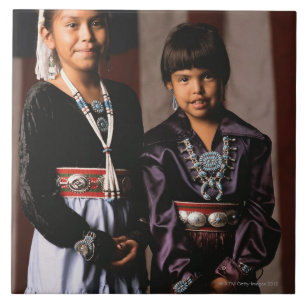 Azulejo De Cerâmica Meninas do Navajo na frente da bandeira