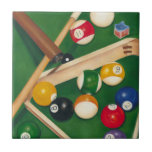 Azulejo De Cerâmica Mesa de Billiards da vida com bolas e giz<br><div class="desc">Arrume-os com esta pintura espetacular de uma mesa de bilhar por Jennifer Goldberger. As bolas parecem novas,  o feltro parece imaculado,  e o giz já foi aplicado aos paus de sinalização. Segure isso em sua casa,  ou entregue a um amigo ou amado que goste de um jogo de piscina!</div>