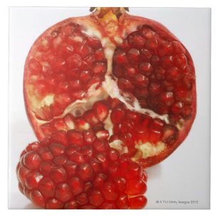 Azulejo De Cerâmica Metade de um corte maduro da romã para expr o