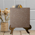 Azulejo De Cerâmica Mocha Brown Crackled Glaze Simples Moderno Neutro<br><div class="desc">Este azulejo de cerâmica de aspecto escamoso tem uma fissura falsa sobre um fundo marrom mocha. Parece uma peça feita à mão, com artesanatos decorativos, mas simples e neutro. Perfeito como sotaque sozinho ou combinado com outros motivos de azulejo em uma instalação de backsplash. Arte e design de Tuzi Williams....</div>