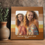 Azulejo De Cerâmica Modelo de Foto Simples 1 - Borda de Cor Quente - T<br><div class="desc">Use uma foto quadrada e faça um presente único e moderno. Este design mínimo moderno inclui uma borda em uma cor de sua escolha (altere-a na área avançada do design) e uma linha simples de texto para adicionar quaisquer nomes e outras informações de eventos. Se precisar mover alguma coisa, clique...</div>