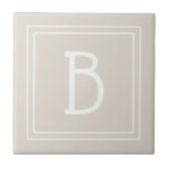 Azulejo De Cerâmica Modelo de inicial monogramada moderna Bege Marrom<br><div class="desc">O design apresenta uma inicial monogramada personalizada moderna e elegante em uma moldura dupla simples e minimalista em bege e branco. Personalize facilmente com um modelo fácil de usar para torná-lo seu! Entre em contato comigo em beachpausedesigns@gmail.com se precisar de ajuda ou tiver dúvidas sobre este ou qualquer outro design....</div>