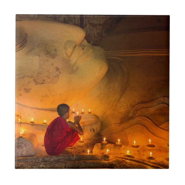 Azulejo De Cerâmica Monge rezando perto de um Buda (Frente)