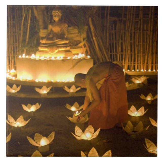 Azulejo De Cerâmica Monges acendendo velas e lanternas khom loy para (Frente)