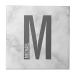 Azulejo De Cerâmica Monograma e Nome de Negrito Personalizado Moderno<br><div class="desc">Design de Monograma moderno com letra monográfica "M" personalizada e nome no estilo de letra sans sans moderno,  em negrito. Observe que os detalhes do mármore são simulados no trabalho de arte. Não será utilizado nenhum mármore real no fazer deste produto.</div>