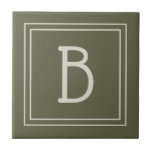 Azulejo De Cerâmica Monograma Moderna em Musgo Verde e Branco<br><div class="desc">Monograma personalizado moderno e elegante adicionado ao estilo simples e sofisticado de azulejo decorativo em verde musgo e branco. Ótima ideia de presente! Personalize facilmente com a ferramenta de design para torná-lo seu! Entre em contato comigo em beachpausedesigns@gmail.com se precisar de ajuda ou tiver dúvidas sobre este ou qualquer outro...</div>