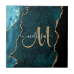 Azulejo De Cerâmica Monograma Personalizado de Agitação Dourada com Te<br><div class="desc">Este elegante azulejo decorativo personalizado apresenta um chic teal agate acentuado com falso brilho dourado. Personalize o seu monograma inicial em escrita manuscrita com o seu nome acima. Um presente feminino único para aniversário,  feriados e qualquer ocasião especial. Projetado apenas para você por Camisetas Extremas!</div>