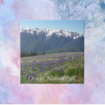 Azulejo De Cerâmica Montanhas e prados do Parque Nacional da olimpiada<br><div class="desc">Azulejo cerâmico com uma imagem paisagística cênica das montanhas de Olimpiadas com capas de neve e flores silvestres de campo na Olimpiadas National Park,  Washington. Selecione o tamanho do seu azulejo. Faz uma trivet de viagem-souvenir excelente!</div>