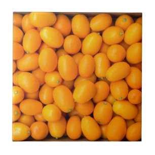 Azulejo De Cerâmica Montão de kumquats alaranjados na caixa de cartã