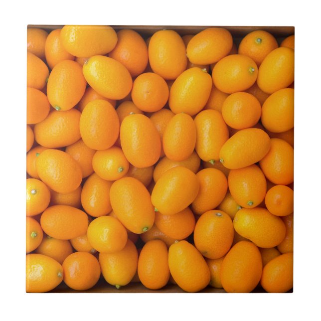Azulejo De Cerâmica Montão de kumquats alaranjados na caixa de cartão (Frente)