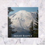 Azulejo De Cerâmica Monte Rainier Cascade Mountain Peak<br><div class="desc">Azulejo cerâmico com uma foto cênica de neve cobriu o Monte Rainier,  o maior pico da montanha Cascade no noroeste do Pacífico. Selecione o tamanho do seu azulejo. Faz uma trivet de cozinha excelente!</div>