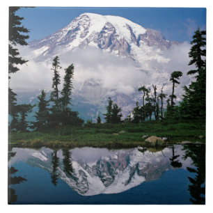 Azulejo De Cerâmica Monte Rainier refletido em um lago de montanha