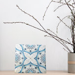 Azulejo De Cerâmica Mosaico Azul, Branco, Raspado, Rastreado, Com Olho<br><div class="desc">Design de azulejo de cerâmica decorativa única com um padrão geométrico de aspecto rochoso rachado em tons de azul e branco.</div>