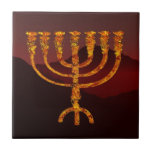 Azulejo De Cerâmica Moshe's Menorah<br><div class="desc">Uma terrível menorah de sete ramificações sobrepôs-se a um fundo montanhoso escuro. Na Torah Moshe Rabbenu, diz-se, "Você fará um Menorah de ouro puro, espancado, se o Menorah for feito, sua base, seu galho, suas bolas, seus botões, e suas flores serão martelados dele, " [Shmot 25:31] e mais tarde, "Veja,...</div>