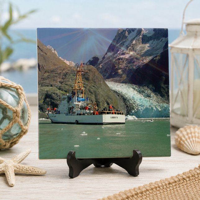 Azulejo De Cerâmica Mountain View do Alasca com barco (Alaskan Mountain View with Boat Ceramic Tile)