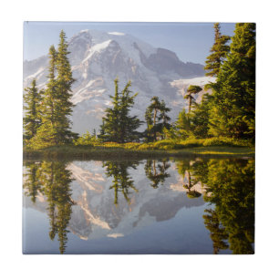 Azulejo De Cerâmica Mt. Rainier refletido em um tarn perto de Plummer 