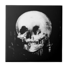 Mulher com Reflexo de Caveira de Halloween no Espe