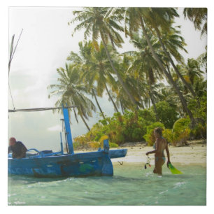 Azulejo De Cerâmica Mulher num pequeno barco de pesca tradicional.