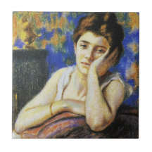 Mulher que se inclina na cadeira