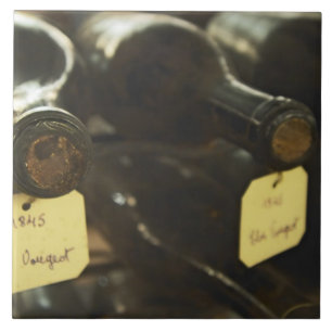 Azulejo De Cerâmica Na adega subterrânea de vinho: garrafas deitadas e