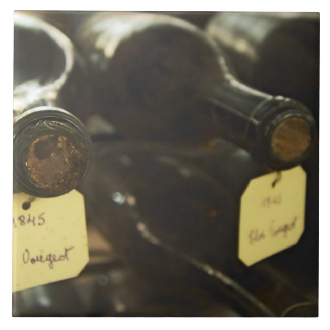 Azulejo De Cerâmica Na adega subterrânea: frascos em (Frente)