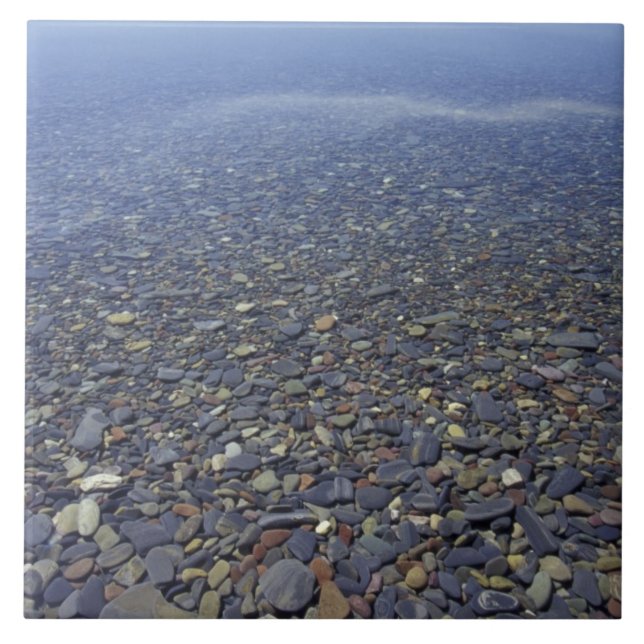 Azulejo De Cerâmica NA, EUA, Montana, Glacier NP Rocks em Lake (Frente)