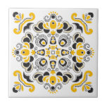 Azulejo De Cerâmica Na moda Branco Amarelo-Negro Elegante Mediterrâneo<br><div class="desc">Um belo padrão decorativo original original mediterrânico moderno,  ao estilo belo,  em cores pretas e amarelas,  num azulejo cerâmico branco de fundo.</div>