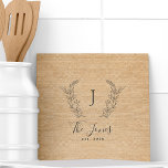 Azulejo De Cerâmica Nome da família rústica monograma personalizada da<br><div class="desc">O nome da família monograma personalizado e o ano elegante do estilo de fazenda de campo rústico quântico estilo ochre beige burlap azulejo.       Um presente de manutenção moderno ou decoração de cozinha para casamentos,  aniversários,  exércitos domésticos,  Ação de Graças,  Natal ou qualquer outra ocasião.</div>