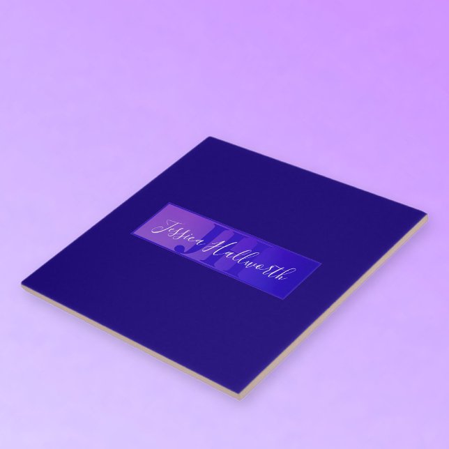 Azulejo De Cerâmica Nome de Script Elegante Moderno e Monograma Roxo (Criador carregado)