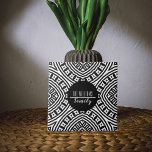 Azulejo De Cerâmica Nome Moderno da Família Geométrica Preta e Branca<br><div class="desc">Design decorativo moderno e personalizado com um padrão perfeito em preto e branco com um círculo preto no meio e o nome da família personalizada nele.</div>