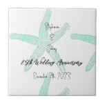 Azulejo De Cerâmica Nome Personalizado do 25 de Casamento de Aniversár<br><div class="desc">Impresso com uma bela imagem de padrões de estrelas-do-mar em fundo branco com nome personalizado,  modelo de data,  isto é perfeito para presentes de aniversário de casamento ou decorações de casas e casas de praia com tema de praia costeira.</div>