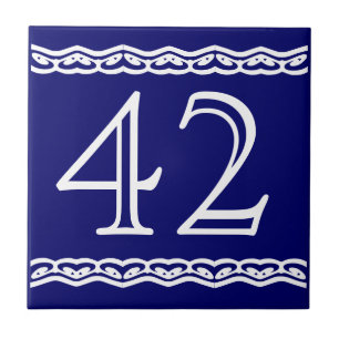 Azulejo De Cerâmica Número da casa - o coração roda branco no azul