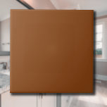Azulejo De Cerâmica Nutmeg Brown Solid Color | Elegante Clássico<br><div class="desc">Nutmeg Brown - Apresentando a atração do eterno de Cor Sólida: uma mistura cativante de forma clássica e simplicidade elegante. Esta design é uma celebração do poder e beleza encontrados em um solteiro, uma matiz impressionante. Exustante a sofisticação, o design a cores sólidas abraça a essência do minimalismo, fazer-a uma...</div>