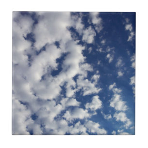 Azulejo De Cerâmica Nuvens Puffy No Céu Azul
