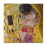 Azulejo De Cerâmica O Beijo de Gustav Klimt, Vintage Art Nouveau<br><div class="desc">A pintura suprema do amor, uma bela design para celebrar o Dia de os namorados! O Beijo (detalhe) (1907-1908) de Gustav Klimt é uma pintura vítrea de época vitoriana de amor pelas artes plásticas e romance com um casal romântico em vários tons de ouro, padrões e símbolos, compartilhando um beijo...</div>