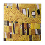 Azulejo De Cerâmica O padrão de beijo de Gustav Klimt, Art Nouveau<br><div class="desc">O Beijo (padrão detalhado) de Gustav Klimt é uma pintura de belo estilo vitoriano Era simbolismo. Esse detalhe é de uma pintura de amor e romance que apresenta um casal romântico em vários tons de ouro, símbolos e padrões, compartilhando um beijo contra fundo de bronze. Sobre o artista: Gustav Klimt...</div>