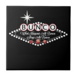 Azulejo De Cerâmica O Que Acontece No Bunco Fica Na Diversão Bunco<br><div class="desc">Design de arte gráfica divertida e colorida, estilo de vintage, inspirada pelos jogadores Bunco. O que acontece em Bunco Stays at Bunco apresenta um design de sinal de neon estilo Vegas que inclui dois dados de Bunco vermelho. Os produtos Bunco são presentes ou prêmios de excelente. A cor de fundo...</div>