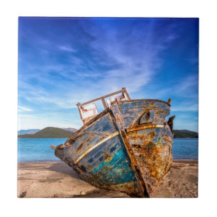 Azulejo De Cerâmica O velho barco azul perto do litoral