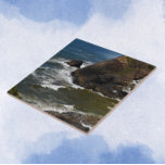 Azulejo De Cerâmica Ondas do Oceano Caindo em Curso na Linha Costeira<br><div class="desc">Azulejo cerâmico com uma imagem de paisagem marinha de ondas oceânicas caindo em uma costa rochosa no noroeste do Pacífico. Selecione o tamanho do seu azulejo. Faz uma trivet de cozinha excelente!</div>