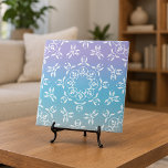 Azulejo De Cerâmica Ornamentado Elegante de Mambre Púrpura de Pastel I<br><div class="desc">Design decorativo elegante com ornamentos brancos num prato pastel iridescente a fundo gradiente teal.</div>