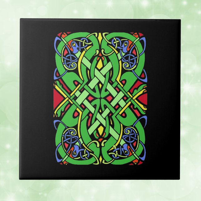 Azulejo De Cerâmica Ornamentado Irlandês Celtic Knot (Ornate green blue red Celtic Irish Knot with snake heads on black decorative ceramic tile.)