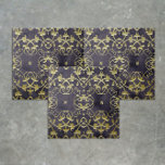 Azulejo De Cerâmica Ornamentos Flourados Dourados Barrocos Sobre Mármo<br><div class="desc">Design decorativo elegante com azulejo de ouro falso em ornamentos gravados em um fundo de mármore roxo escuro.</div>