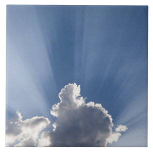 Azulejo De Cerâmica Os raios de Deus ou crepuscular passam pela nuvem.